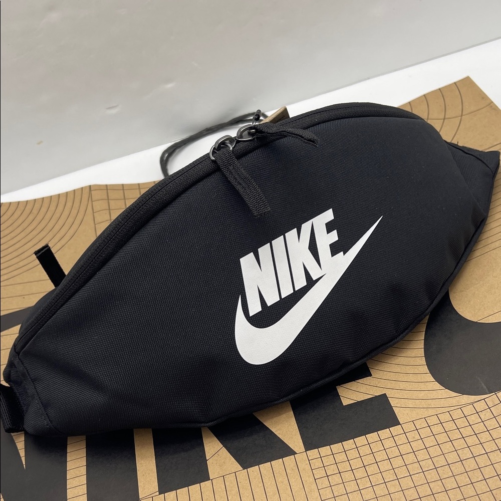Nike Black White Belt Bag Nike Heritage Waistpack (3L) & Fanny Pack
Black 
NWT